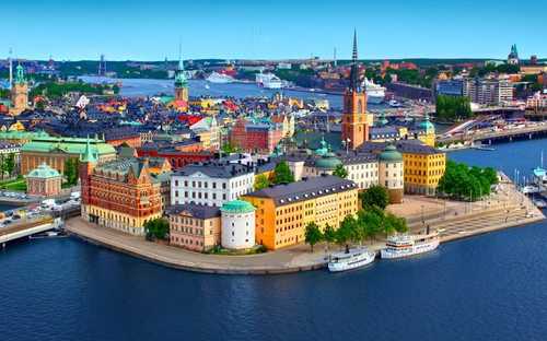Bus touristique à ciel ouvert dans Gamla Stan à Stockholm